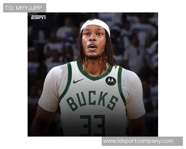 特纳高效发挥仅靠三分球贡献15分7篮板2助攻3抢断展现全面能力