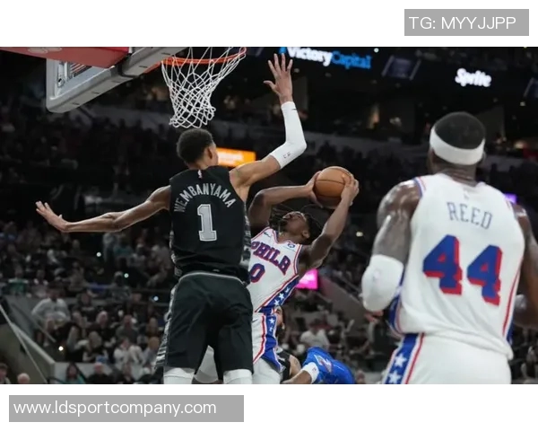 哈珀赞文班亚马全能表现其打法时而似控卫展现多面才华