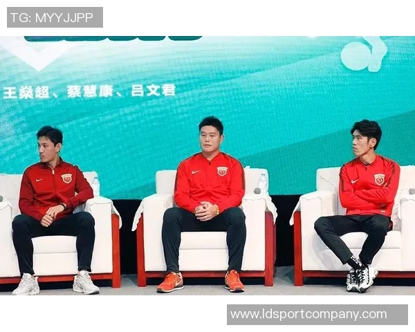 吕文君分享夺冠喜悦与恩师徐根宝合影重温崇明足球情怀