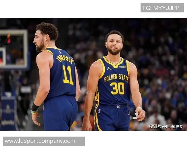 库里父子现场观战独行侠比赛克莱却在场外引发热议