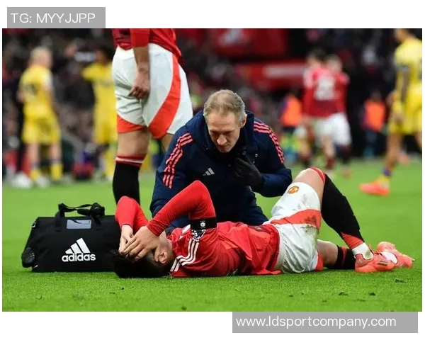 曼联后卫利桑德罗膝伤恢复接近尾声即将重返球队合练