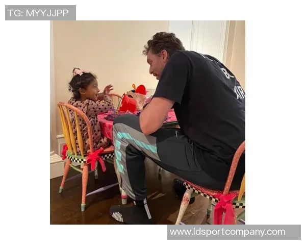 科嫂携大女儿娜塔莉亚共庆约内斯库生日三位美女同台展风采