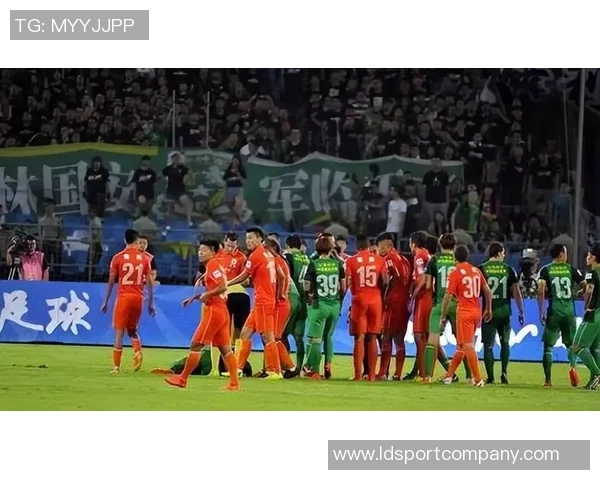 泰山中卫洛佩斯全场表现低迷对抗与争顶数据惨淡引发关注