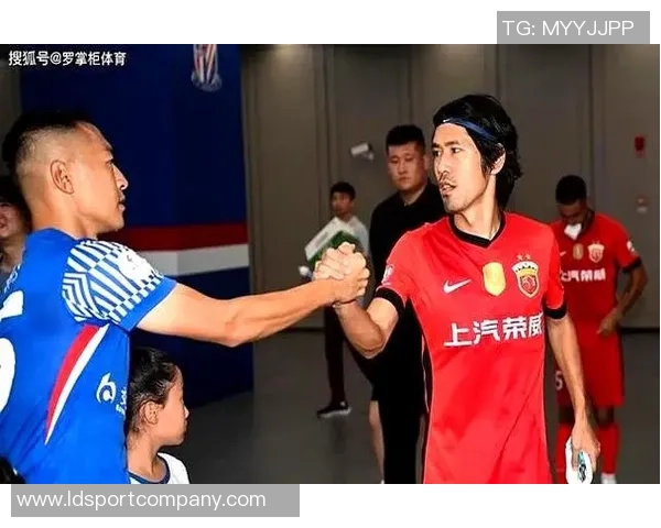 吕文君分享夺冠喜悦与恩师徐根宝合影重温崇明足球情怀