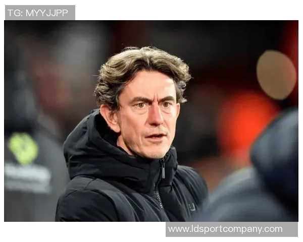 弗兰克清晨抵达基地全力备战多特周一下午将出席新闻发布会