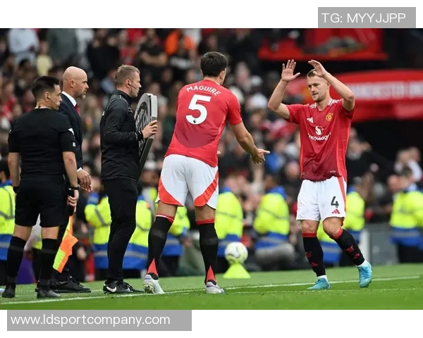 曼联利物浦同陷低迷境地近五轮仅得一胜并列第八第九