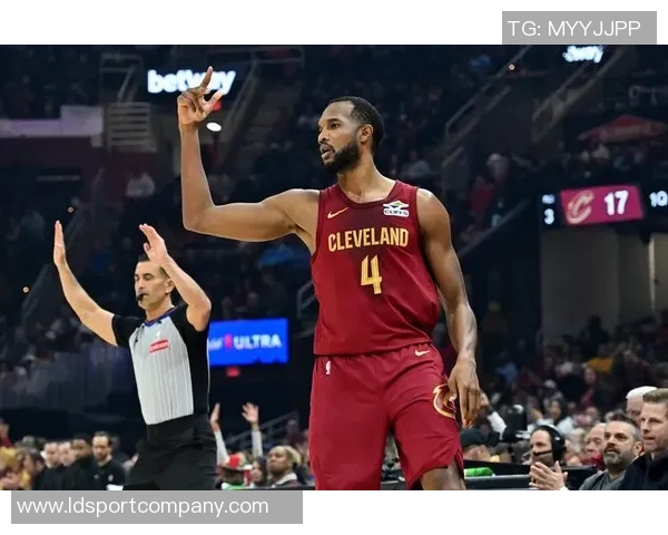 莫布里上半场表现出色三投三中贡献八分三板两助攻助力球队攻势