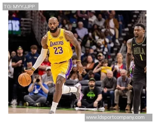 詹姆斯赞球队战术艾顿多面手能力出众可助攻掩护