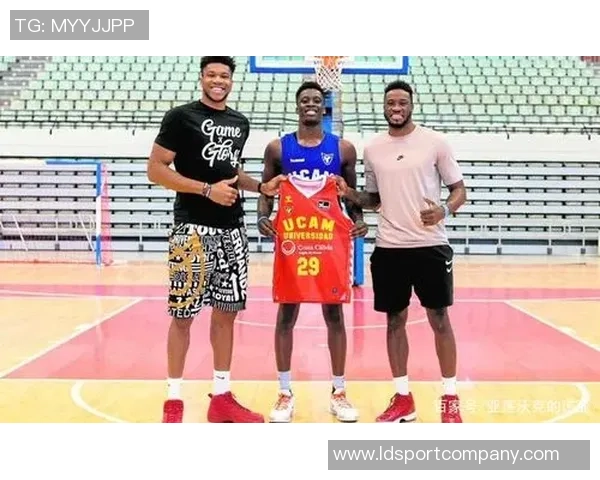 字母弟弟亚历克斯告别希腊球队返回美国争取发展联盟新机会