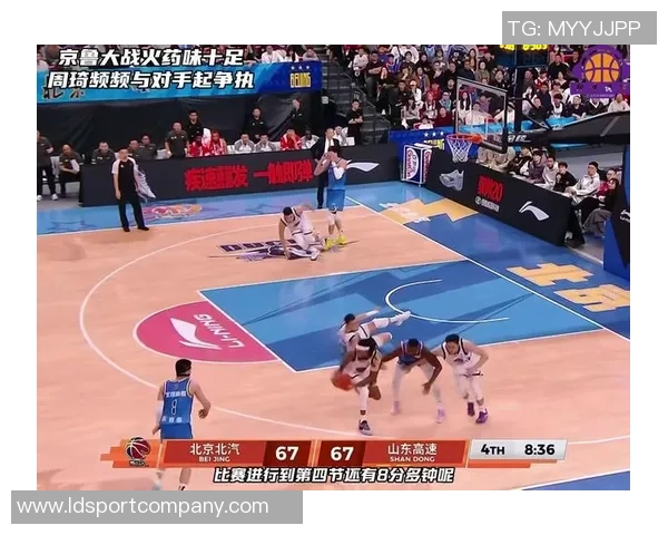 周琦表现平平提前退赛仅得5分9板第三节提前返回更衣室引发关注