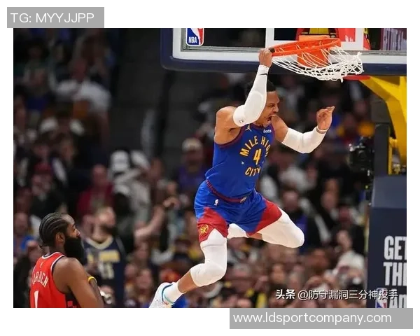 布克称赞吉莱斯皮影响力显著威少防守表现出色训练刻苦