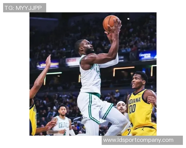 杰伦布朗首节表现平平仅得2分3投1中篮板助攻均有贡献